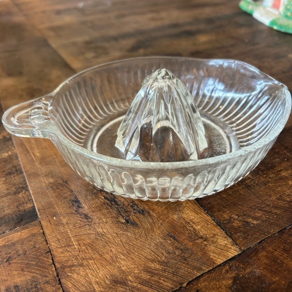 Vintage citrus juicer or reamer - Picture 2 of 3